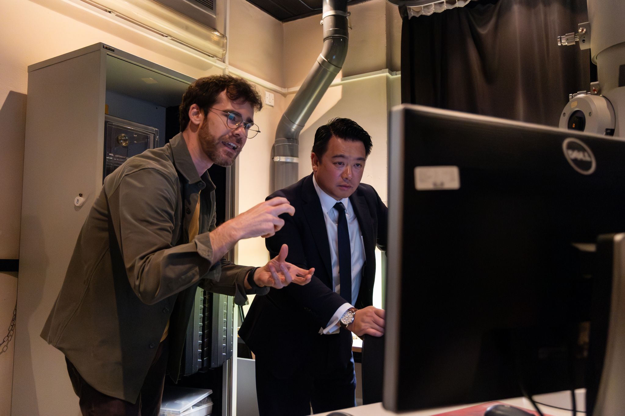 Image of Alan Mak, Shadow Secretary of State for Science, Innovation & Technology on a lab tour being shown the microscopy research