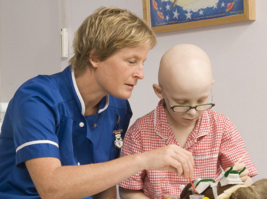Nurse playing with young boy in hospital_Wellcome images 2007 Nurse playing with young boy in hospital_Wellcome images 2007