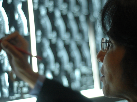 Professor Nandita de Souza in front of scans Professor Nandita de Souza in front of scans