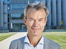 210908_ICR_Kristian_Helin_1043_Landscape_4x3 Professor Kristian Helin, head and shoulders in frame, stood in front of the ICR's Centre for Cancer Drug Discovery