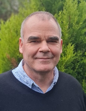 headshot of Professor Simon Robinson